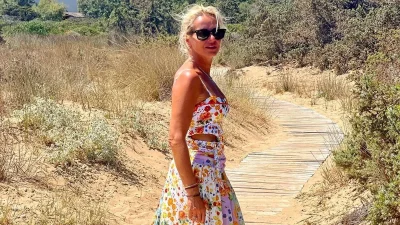 Μέσα σε καταγάλανα νερά με πορτοκαλί ολόσωμο - Η νέα αρετουσάριστη φωτογραφία της Μαρίας Μπεκατώρου