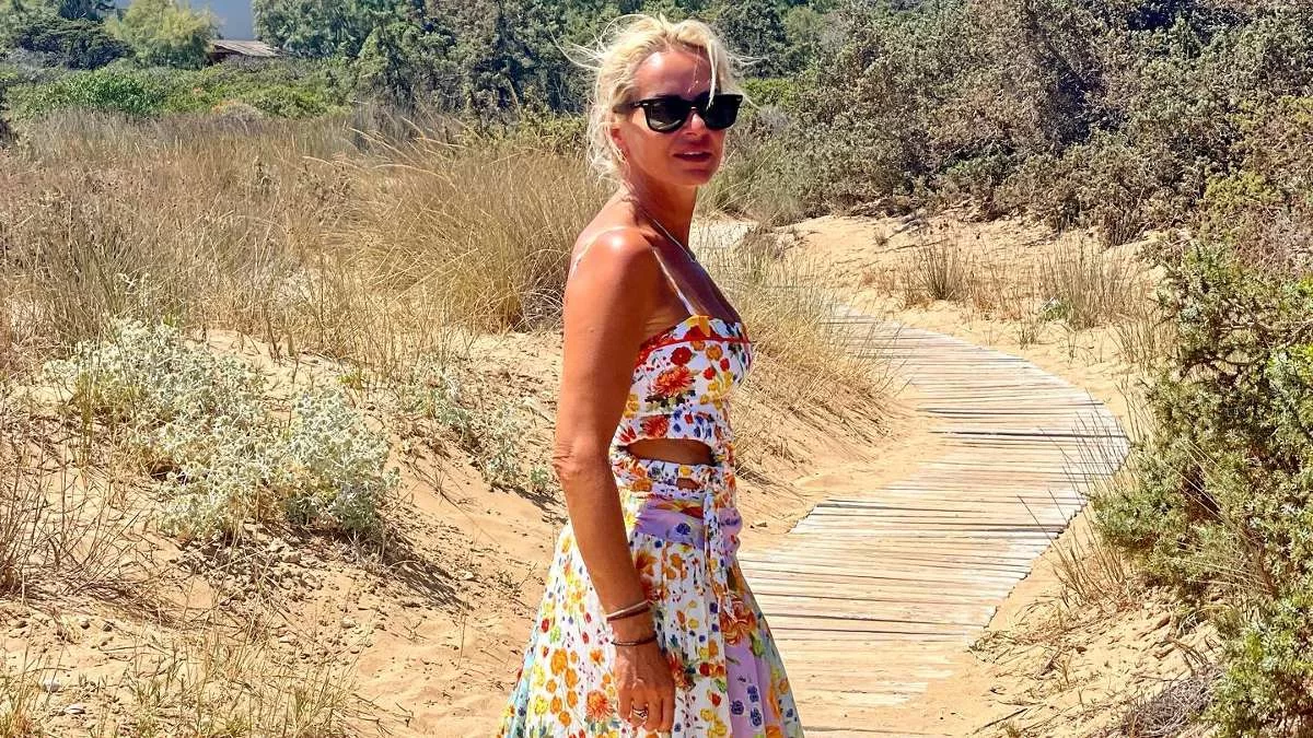 Μέσα σε καταγάλανα νερά με πορτοκαλί ολόσωμο - Η νέα αρετουσάριστη φωτογραφία της Μαρίας Μπεκατώρου