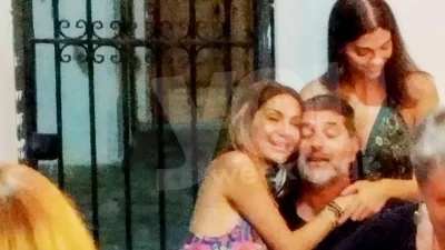 Ξεφάντωσαν αγκαλιά μέχρι το πρωί - Αποκλειστικές φωτογραφίες Βανδή και Μπισμπίκη με την Μελίνα Νικολαΐδη στην Πάρο