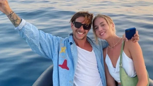 Πιο ερωτευμένοι από ποτέ - Ο Ηλίας Μπόγδανος και η Εξαρχοπούλου "λάμπουν" από ευτυχία στην Αστυπάλαια