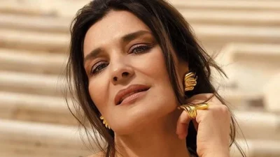 Χαλαρή σε παραλία της Κρήτης - Η μεγάλη ομοιότητα της Μαρίας Ναυπλιώτου με τον αδερφό της