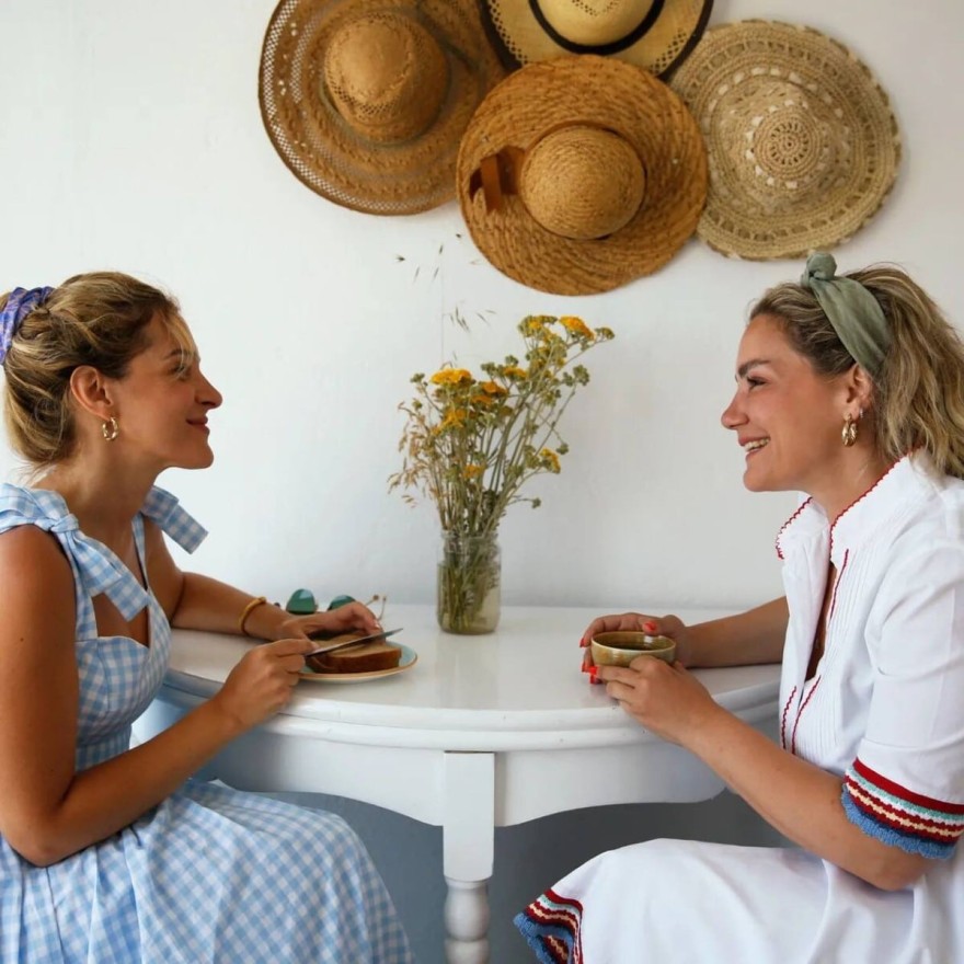 Η Νατάσα Μποφίλιου πρόσωπο με πρόσωπο με μια καλή της φίλη