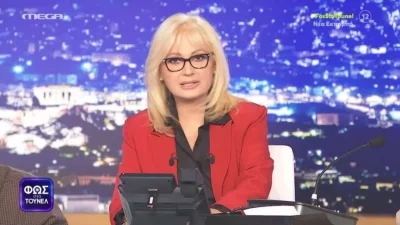 Πάνω σε σκάφος με εμπριμέ φόρεμα και ατημέλητο μαλλί - Άλλος άνθρωπος εκτός στούντιο η Αγγελική Νικολούλη