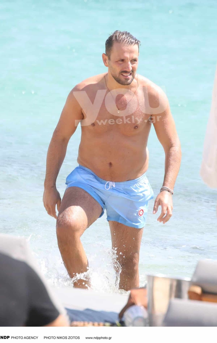 Ο Νίκος Βέρτης σε παραλία της Μυκόνου