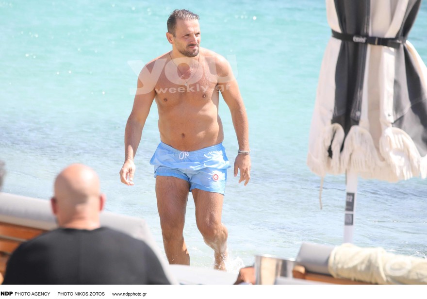 Ο φωτογραφικός φακός εντόπισε μόνο του τον Νίκο Βέρτη σε παραλία της Μυκόνου