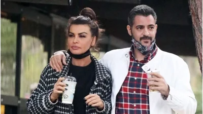 Ονειρική βραδιά για τη Νίνα Λοτσάρη και τον σύντροφο της - Το τρυφερό φιλί μπροστά από την πισίνα