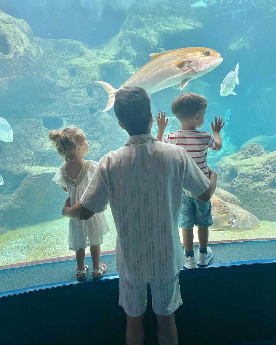 Τα παιδιά του Τουτουντζή καμαρώνουν το ενυδρείο στην Κρήτη