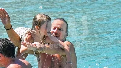 Με λαοπάρ μαγιό στην αγκαλιά του Ματέο Παντζόπουλου η Μαρίνα - Τα παιχνίδια στη θάλασσα χωρίς την Μενεγάκη