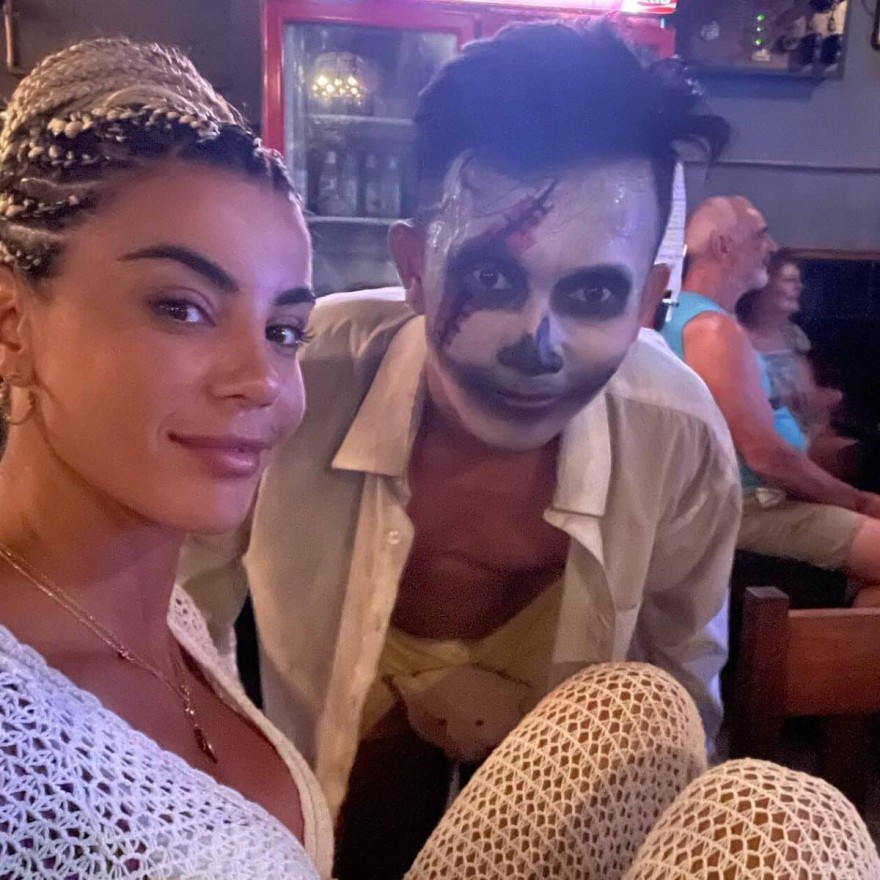 Η Ειρήνη Παπαδοπούλου με έναν ιθαγενή στο Μπαλί