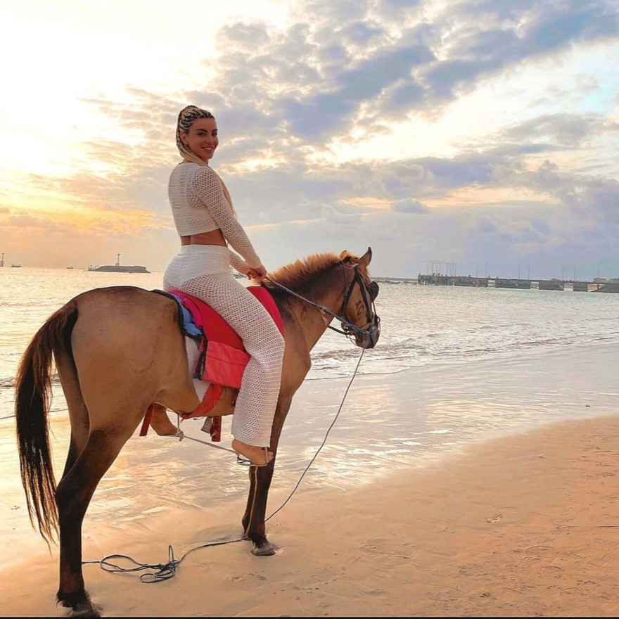 Η Ειρήνη Παπαδοπούλου με εντυπωσιακό λευκό ντύσιμο στο Μπαλί