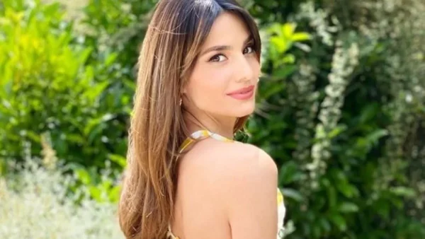 Έχει αναλογίες που "ζαλίζουν" - Με μαύρο μικροσκοπικό μπικίνι πόζαρε στον φακό η Ηλιάνα Παπαγεωργίου