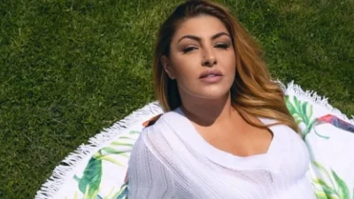 Σαν μία άλλη Αφροδίτη που αναδύεται από τη θάλασσα - Πιο αδυνατισμένη από ποτέ η Παπαρίζου με λευκό κολλητό φόρεμα