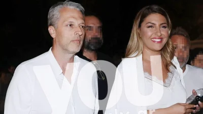 Στα λευκά συνοδευόμενη από τον Καψάλη - Χαμογελαστή και μαυρισμένη η Παπαρίζου σε βραδινή έξοδο