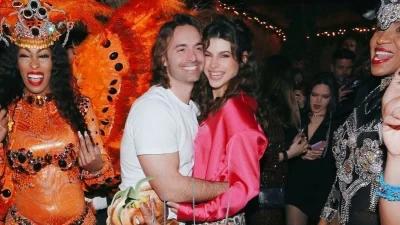 Η φωτογραφία τους κάνει τον γύρο του διαδικτύου - Η Δανάη Παππά αγκαλιά με τον Λάμπρο Λάζαρη στην Πάρο