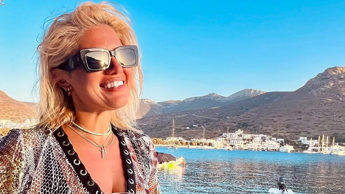 Πολύ μαυρισμένη με το κατακόκκινο ολόσωμο μαγιό της - Η Νάνσυ Παραδεισανού ποζάρει με μαγιό στα καλύτερά της