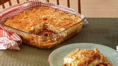 Για το τραπέζι του Δεκαπενταύγουστου - Λαχταριστό παστίτσιο που «λιώνει» στο στόμα