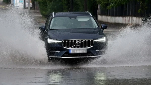 Εξελίξεις με τη σφοδρή κακοκαιρία - Διακόπηκε η κυκλοφορία στην Πειραιώς