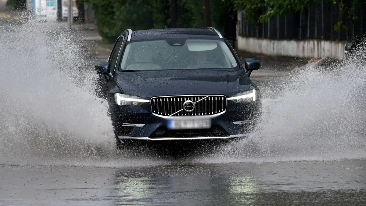 Εξελίξεις με τη σφοδρή κακοκαιρία - Διακόπηκε η κυκλοφορία στην Πειραιώς