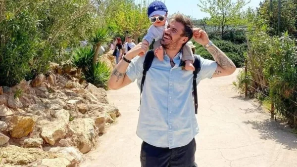 Με την κοιλιά στο στόμα μέσα σε πισίνα - Τα μπάνια του Πετρετζίκη με τη γυναίκα του λίγο πριν γεννήσει το 2ο παιδί τους