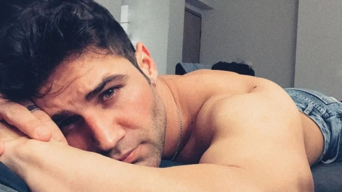 Ημίγυμνος με μία πετσέτα γύρω από το κορμί του - Ο Πέτρος Ιακωβίδης προκάλεσε "πανικό" στον γυναικείο πληθυσμό