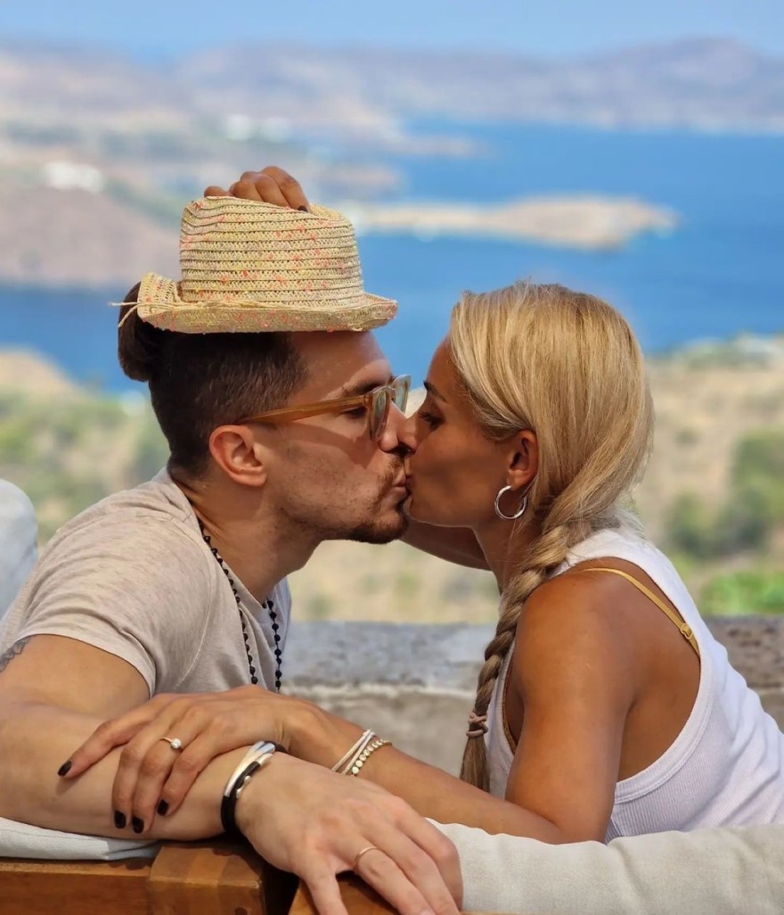 Βασιλική Μιλλούση και Λευτέρης Πετρούνιας φιλιούνται με θέα στο Αιγαίο