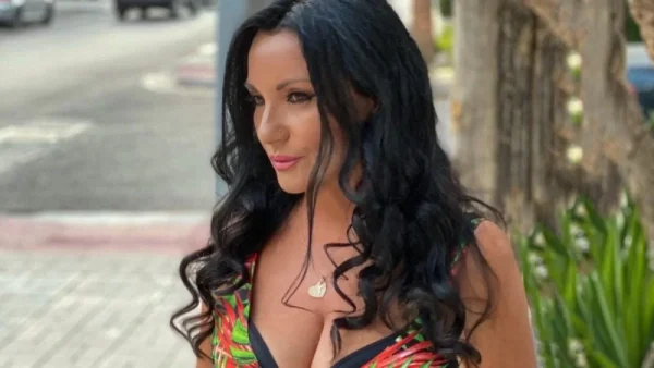 Με λευκό μπραζίλιαν μπικίνι στα 50 της - Η Πόπη Μαλλιωτάκη δείχνει την πίσω όψη της και "ρίχνει" το Instagram