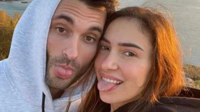 Μία ανάσα πριν τον γάμο τους - Η Άννα Πρέλεβιτς και ο Νικήτας Νομικός σε τρυφερές στιγμές στη Σύρο