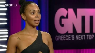 Θεοδώρα Ρασέλ: Πιο καυτή από ποτέ με κίτρινο μπικίνι και πλατύ χαμόγελο