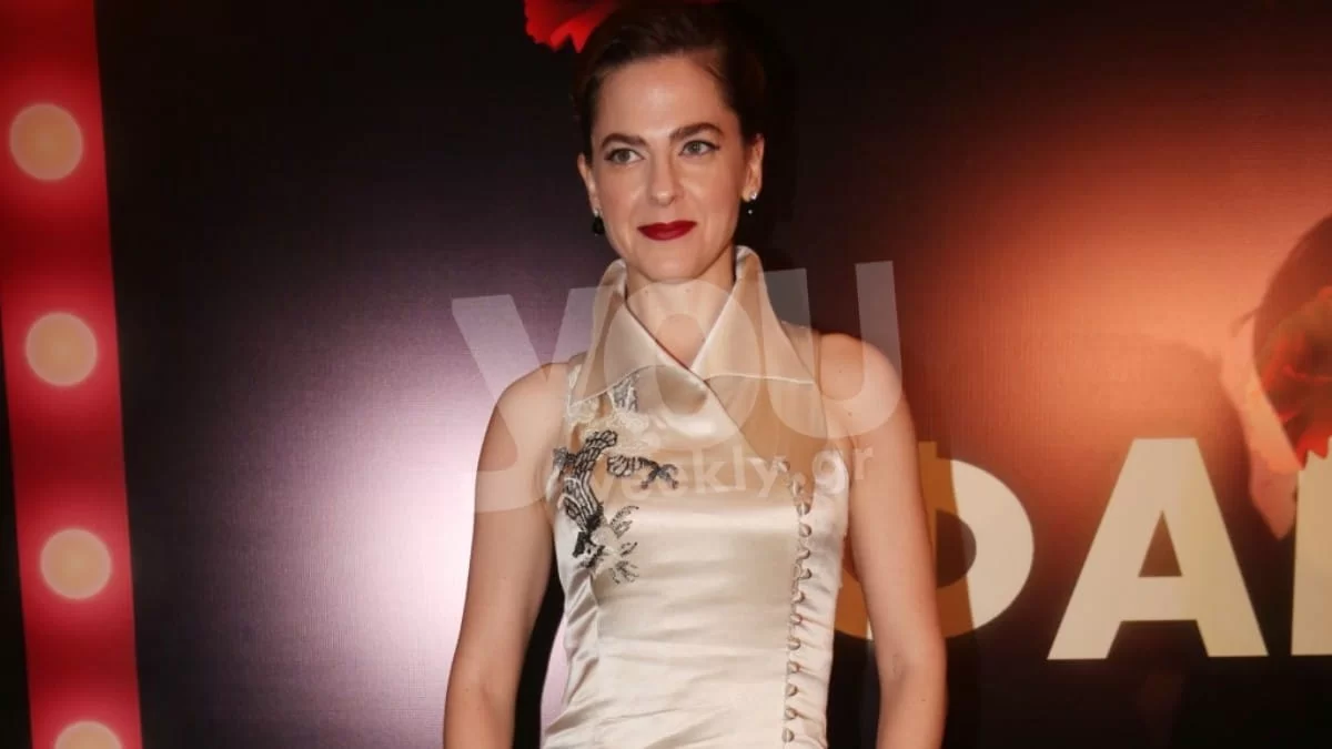 Με κίτρινο φόρεμα και wet look - Η Ρένα Μόρφη έκανε την εμφάνιση που δεν περίμενε κανείς