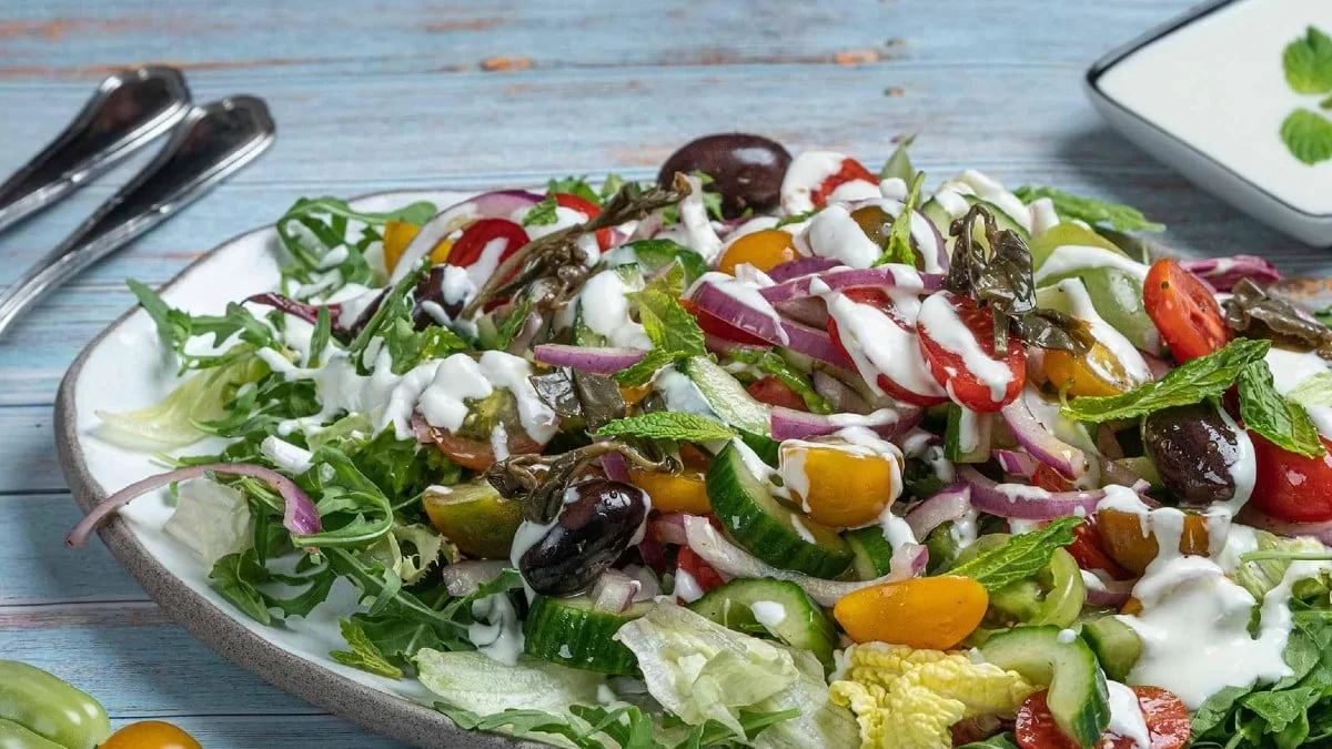 Δροσερή και πανεύκολη σαλάτα με ντοματίνια και σάλτσα φέτας από την Αργυρώ Μπαρμπαρίγου