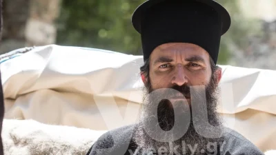 Άφησε την Αθήνα ο Άρης Σερβετάλης - Σε στασίδι μέσα σε εκκλησία της Κρήτης ανάμεσα σε παπάδες