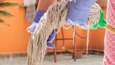 Βάλε λεμόνι μαζί με άλλα δύο υλικά στον κουβά και βούτηξε την σφουγγαρίστρα - Το κόλπο για τέλεια μυρωδιά