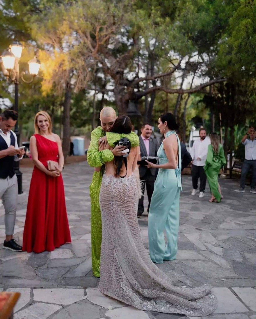 Η Ιωάννα Σιαμπάνη αγκαλιά με καλή της φίλη στον γάμο της