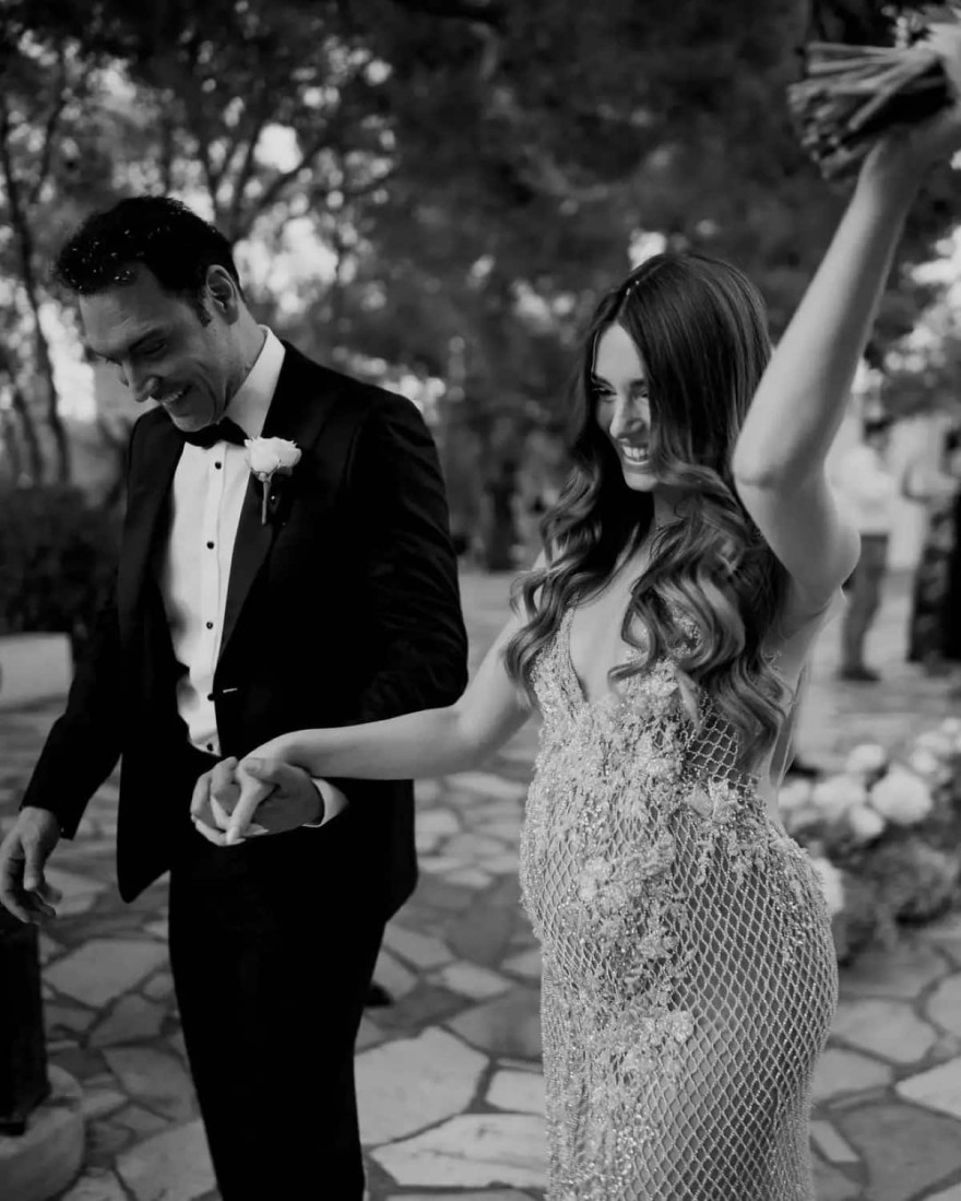 Η Ιωάννα Σιαμπάνη πετάει την ανθοδέσμη του γάμου της