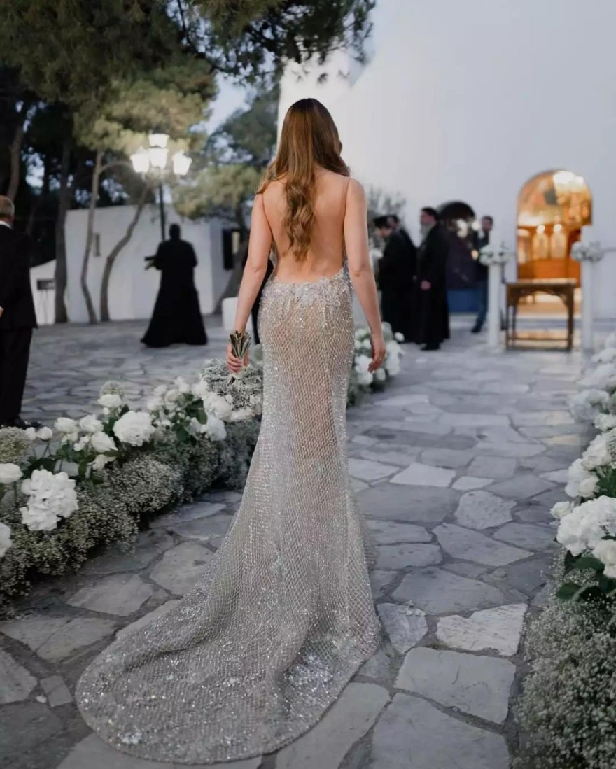 Το συγκλονιστικό διχτυωτό νυφικό της Ιωάννας Σιαμπάνη για τον γάμο της