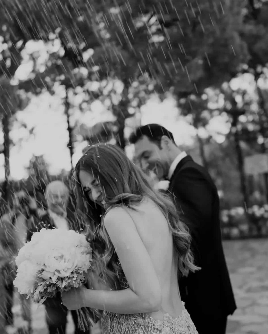 Ο κόσμος ραίνει με ρύζι την Ιωάννα Σιαμπάνη και τον Τζίμη Σταθοκωστόπουλο