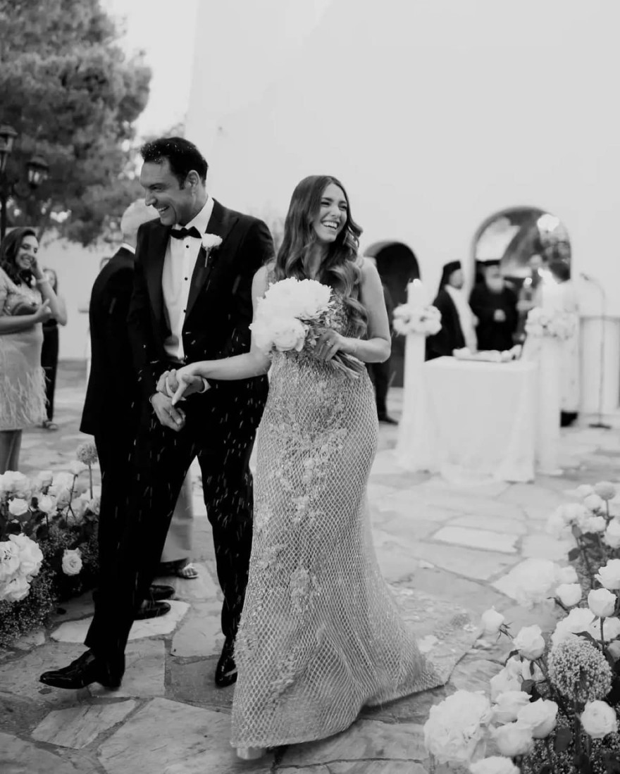 Η Ιωάννα Σιαμπάνη με τον Τζίμη Σταθοκωστόπουλο κατά την έξοδό τους από την εκκλησία