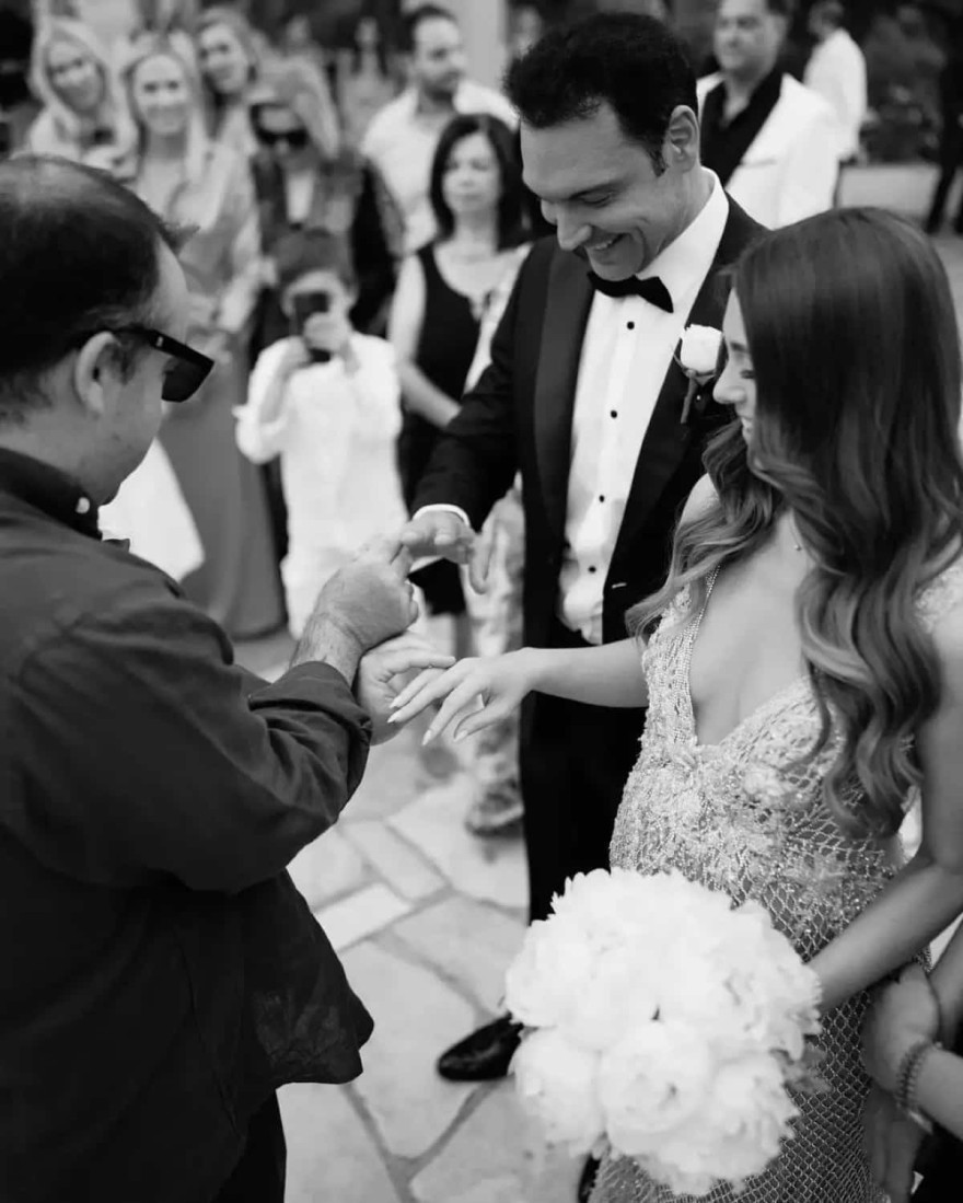 Η Ιωάννα Σιαμπάνη με τον Τζίμη Σταθοκωστόπουλου ανταλάσσουν βέρες στο γάμο τους