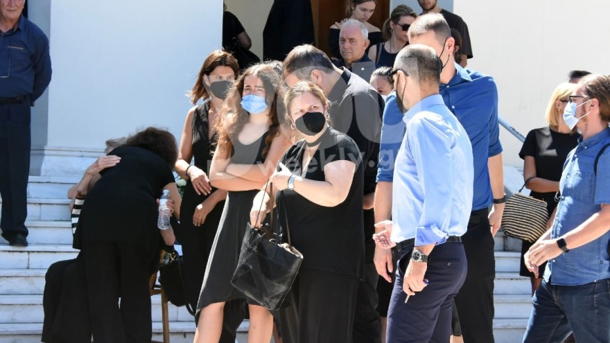 Πλάνα από την εξόδιο ακολουθία του Διονύση Σιμόπουλου