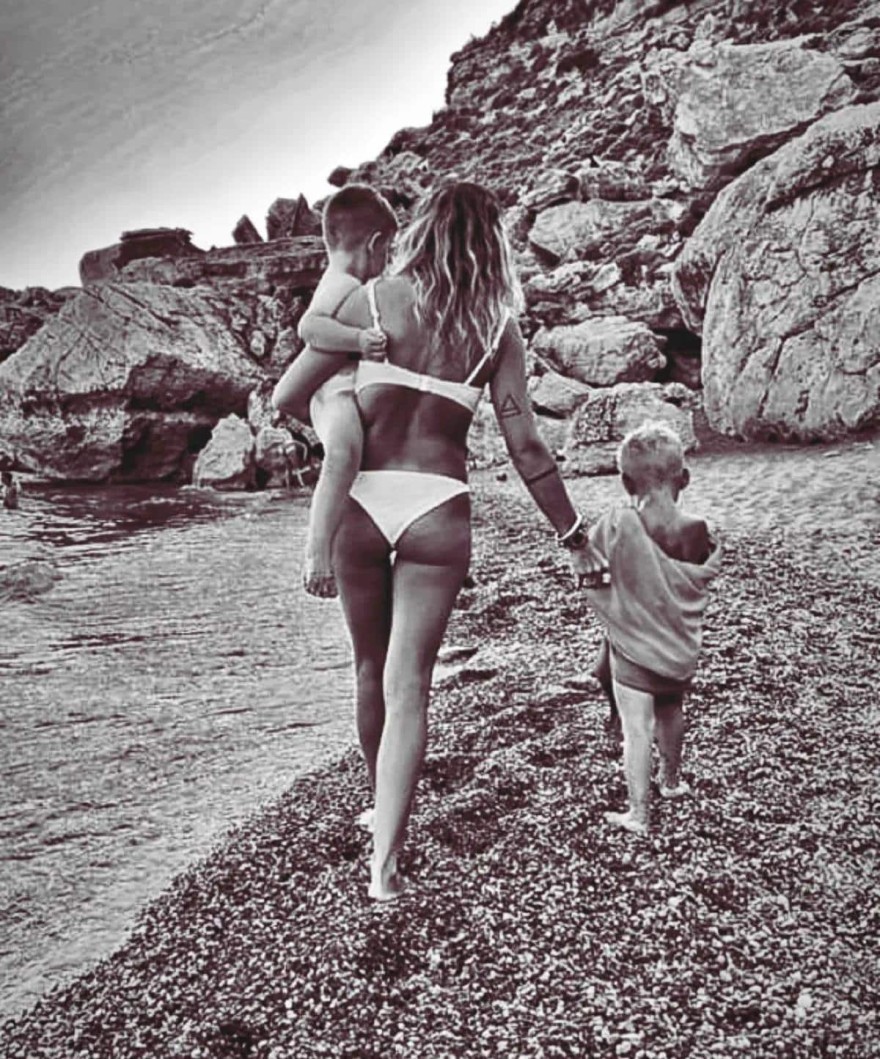 Η Σκαφιδά με τον μικρό γιο της