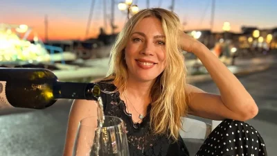 Κατάλληλο για όλες τις ηλικίες και τα σωματότυπα - Το boho chic κιμονό της Σμαράγδας Καρύδη στην παραλία