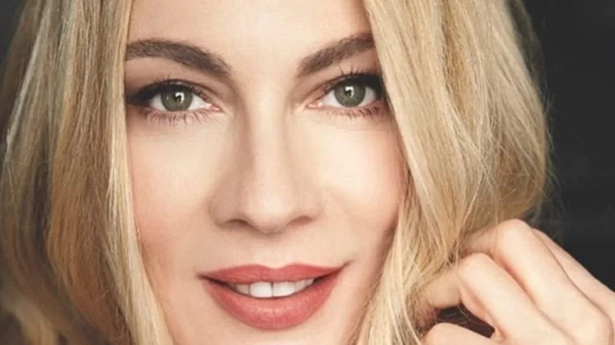 Η Σμαράγδα Καρύδη πόζαρε στα 52 της με μπικίνι - Η φωτογραφία που έκανε τον Γκοτσόπουλο να της σχολιάσει