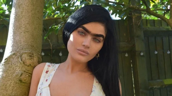 Με κοτσιδάκια και τον αδερφό της στη Σαντορίνη - Καλοκαιρινή απόδραση για τη Σοφία Χατζηπαντελή του GNTM