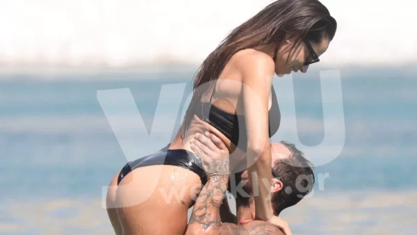 Δε σταμάταγαν τα καυτά φιλιά ούτε μέσα στη θάλασσα - Full διαχυτικοί Σοϊλέδης και Αντωνά σε παραλία της Μυκόνου