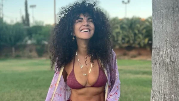 Δεν την ''ακουμπάει'' ο χρόνος - Η Σολωμού ποζάρει άβαφη στο ίδιο μέρος, με ίδια μαλλιά 30 χρόνια μετά