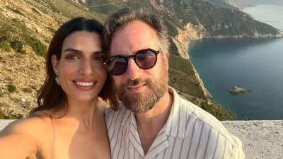 Ξαπλωμένη στις πέτρες με κατακκόκινο μπικίνι - Πιο ευτυχισμένη από ποτέ η Σωτηροπούλου στο πλευρό του Μαραβέγια