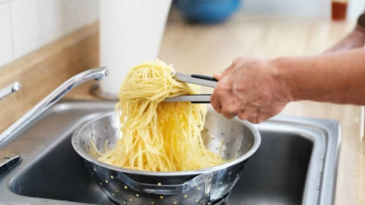 Δεν σας πάει ο νους: Το τεράστιο λάθος που κάνουμε όλοι όταν σουρώνουμε τα μακαρόνια