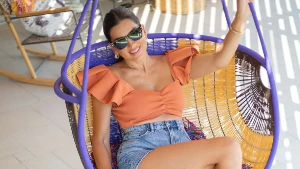 Με...σαγιονάρα και εντελώς άβαφη στην Πάρο - Η Σταματίνα Τσιμτσιλή στην πιο απλή της εμφάνιση