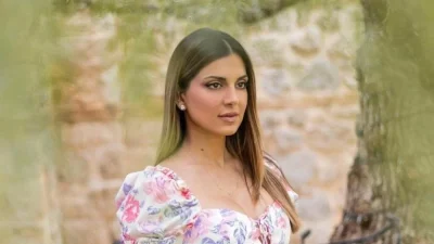 Με "καυτό" στράπλες και σούπερ μίνι φόρεμα - Η Σταματίνα Τσιμτσιλή με τον γιο της στην Αστυπάλαια