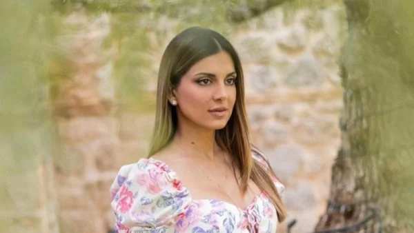 Με "καυτό" στράπλες και σούπερ μίνι φόρεμα - Η Σταματίνα Τσιμτσιλή με τον γιο της στην Αστυπάλαια